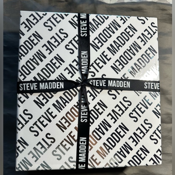 Steve Madden Bennie and Scarf Gift Set - Picture 3 of 4